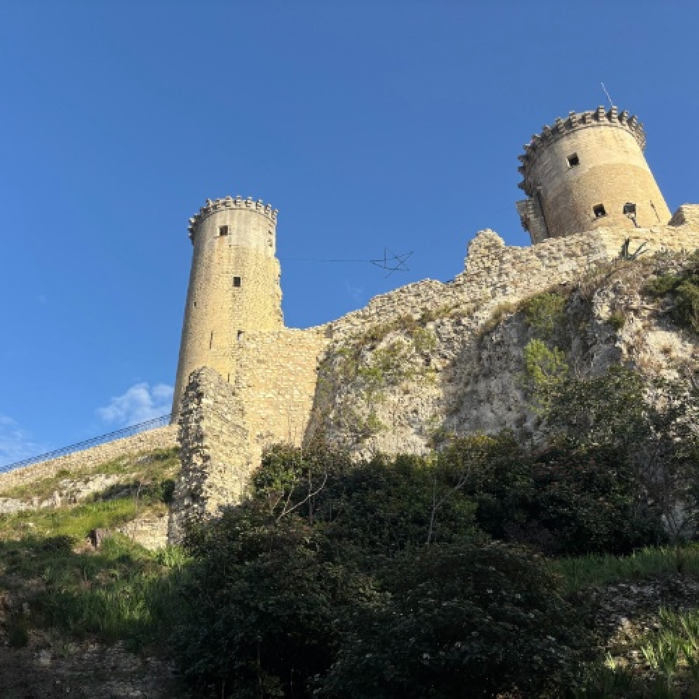 Un phare sur un éperon rocheux !