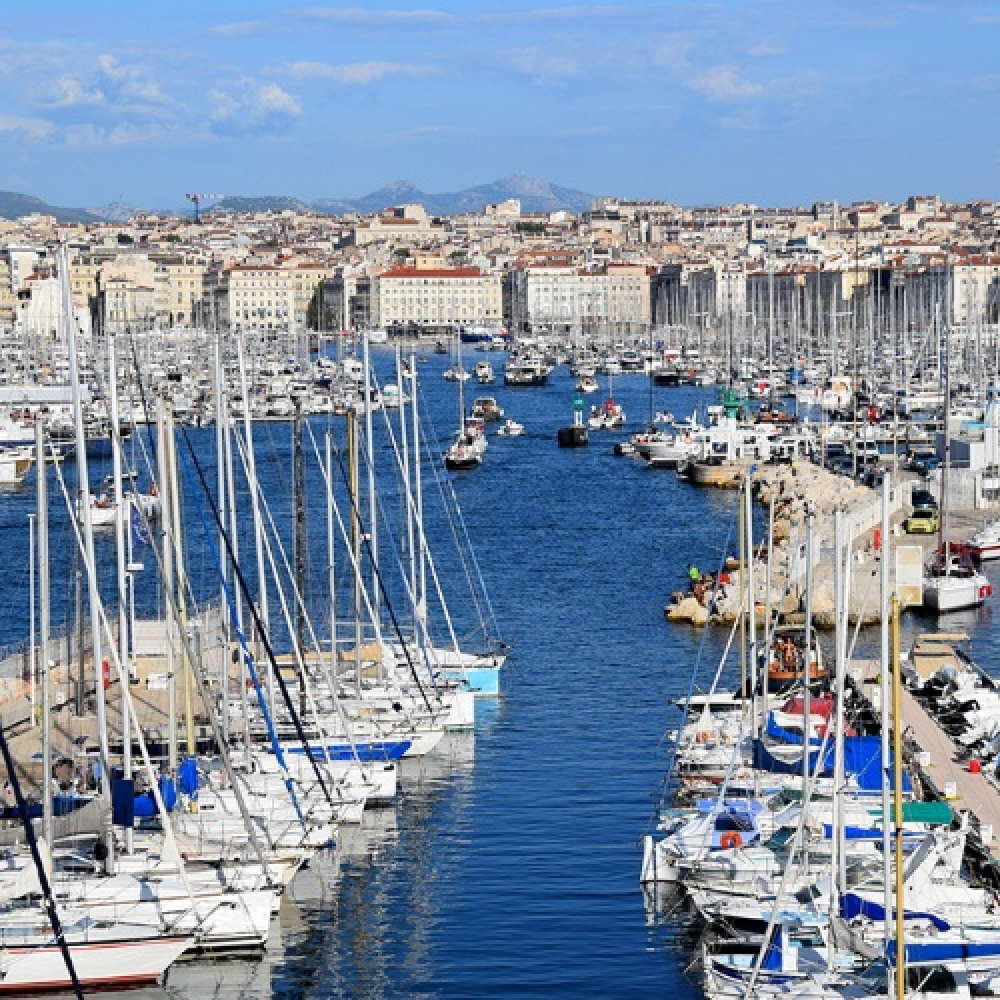 Un port, l'un des plus beaux du bord des eaux.