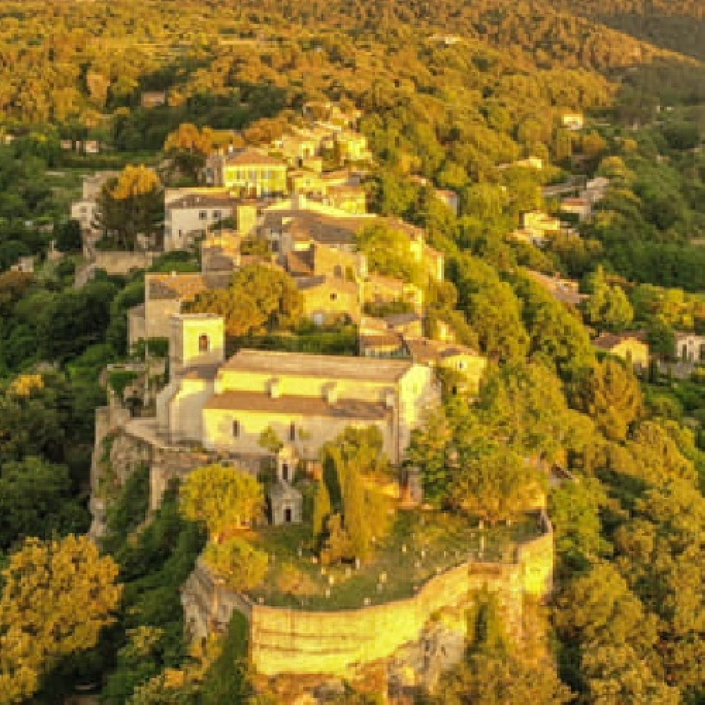 Domine la plaine du Calavon