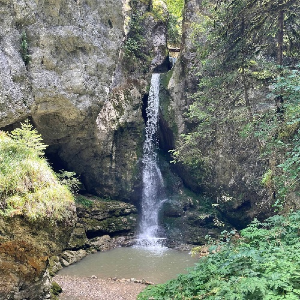 Chute spectaculaire dans les gorges jurassiennes