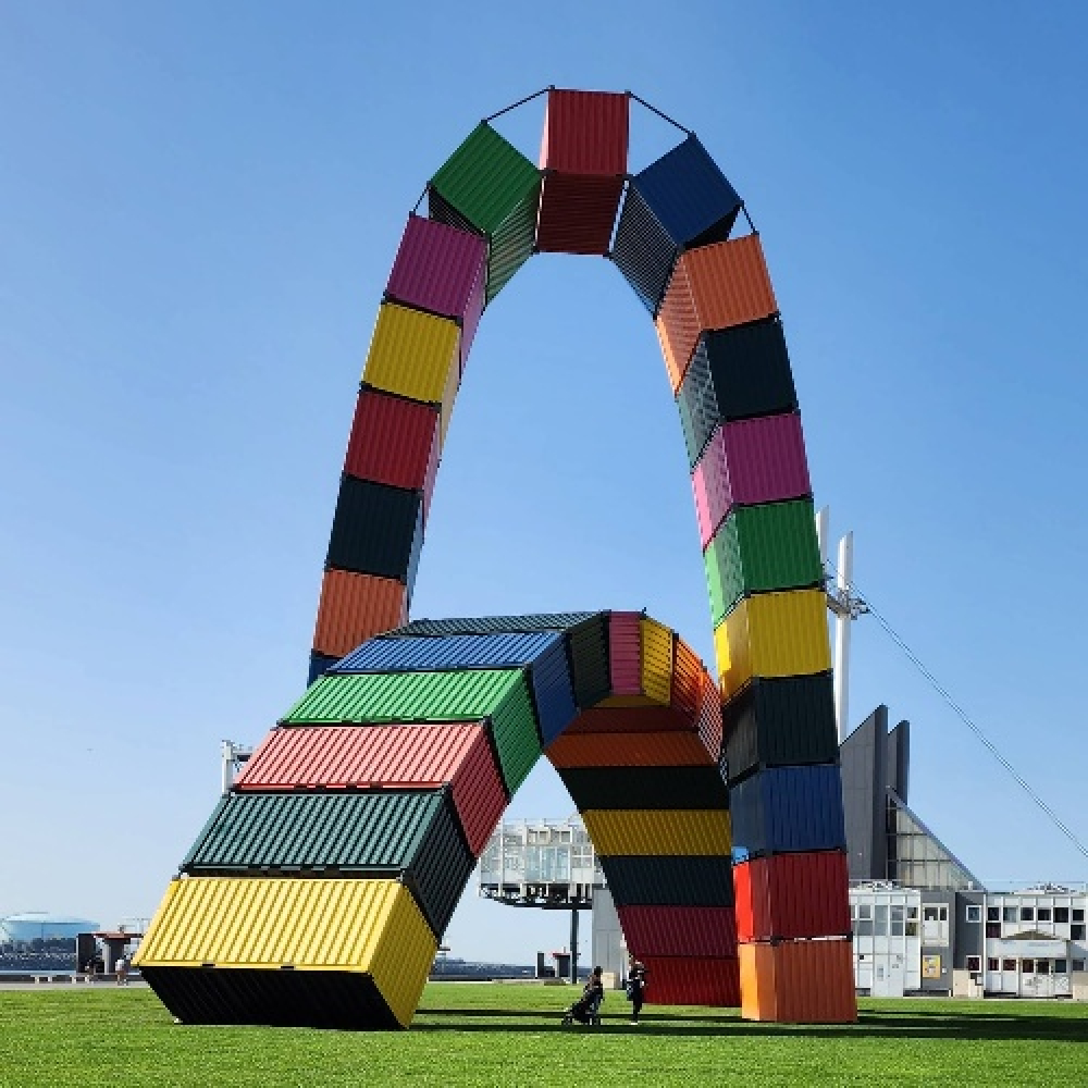 Porte symbolique entre la ville et son port