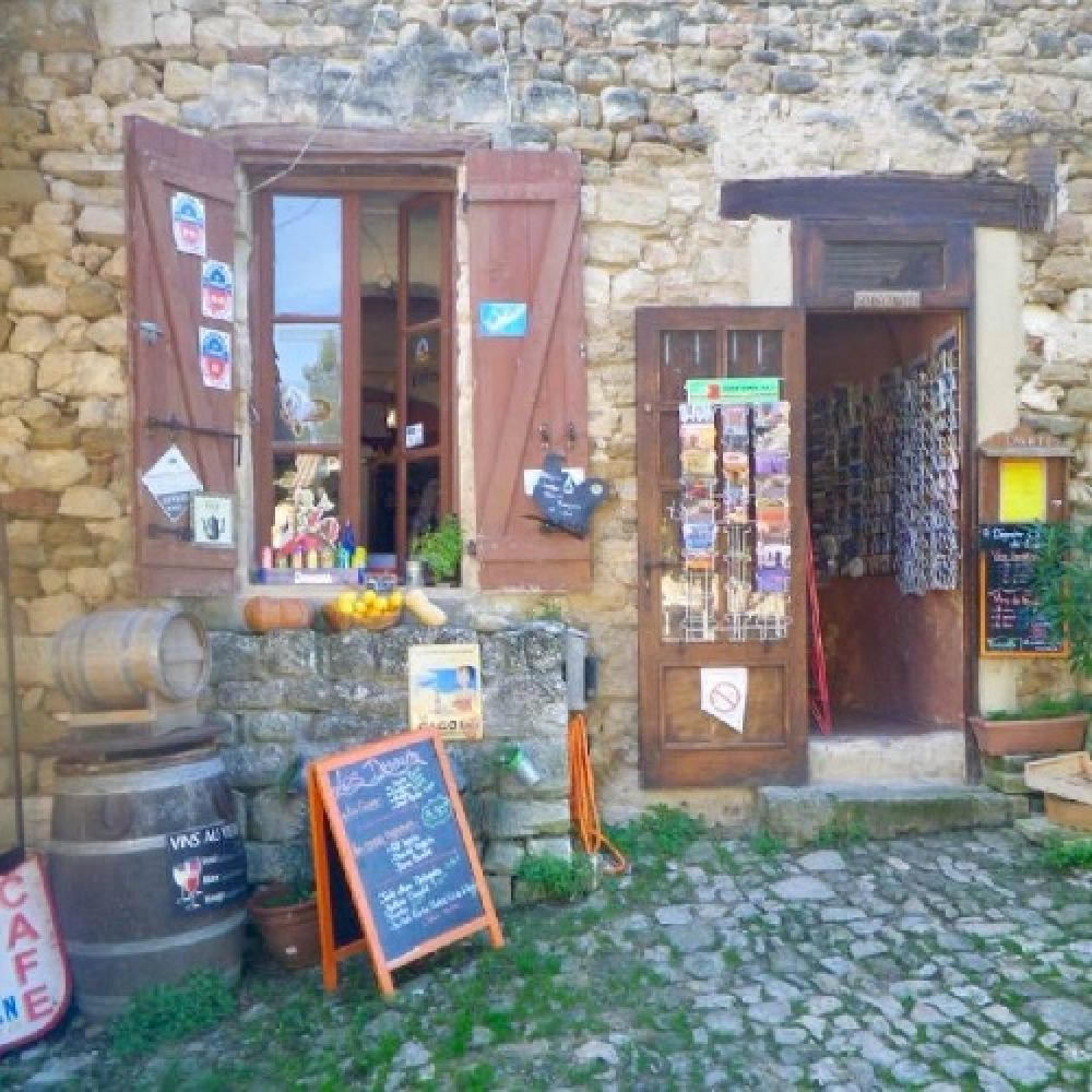 Terrasse ombragée au cœur médiéval