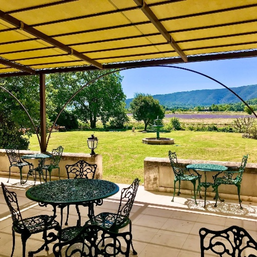 Terrasse provençale face au Luberon